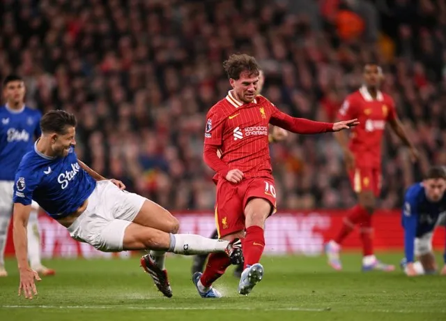 Liverpool vững chắc ngôi đầu khi vượt qua Everton vòng 30 NHA